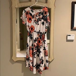 Cute and comfortable floral dress! Like new. Sz: L